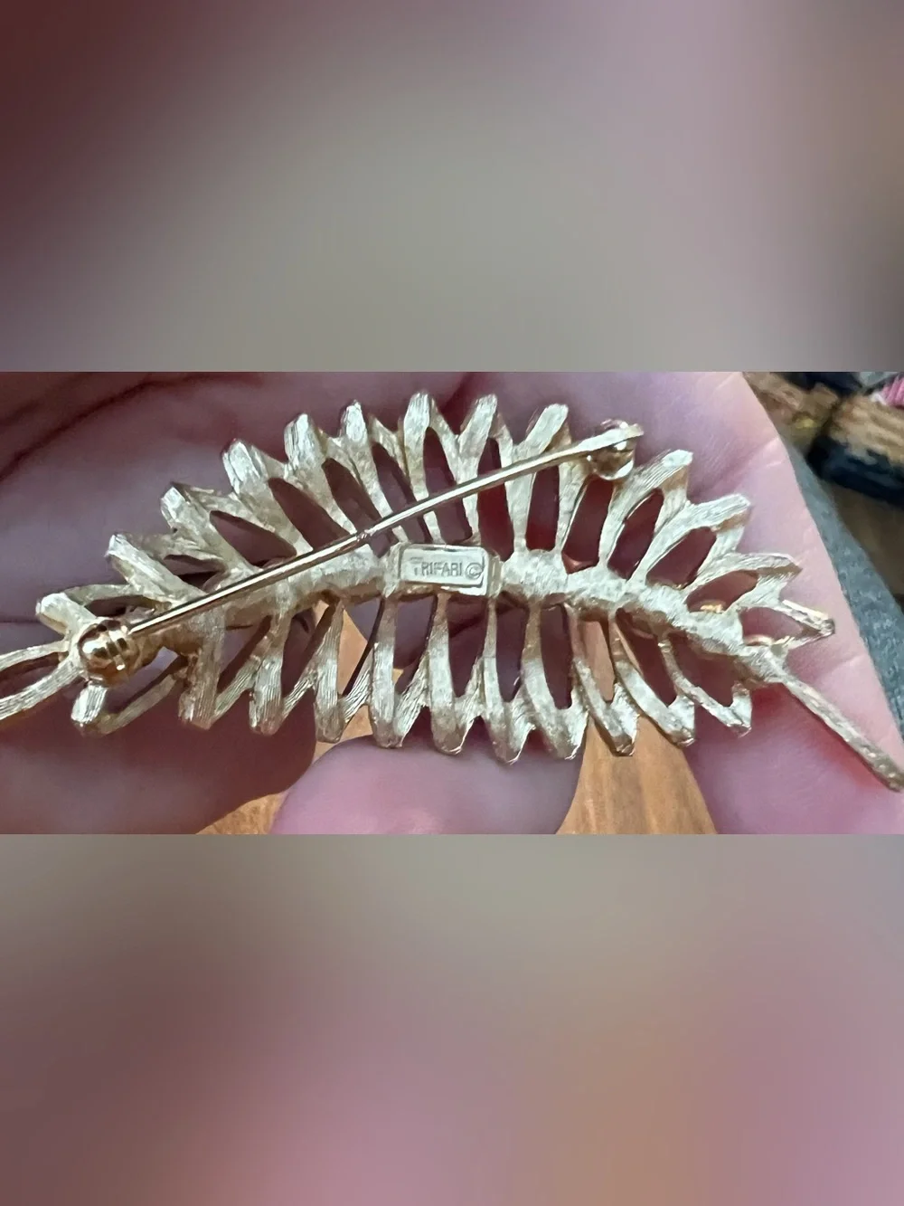 Vintage CROWN TRIFARI Faux Pearl & Gold Tone Feather BROOCH Retro Classic